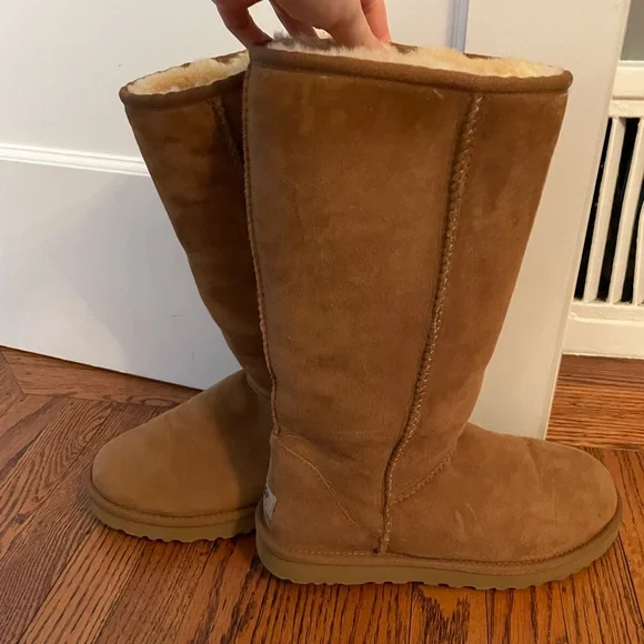 UGG Classic II genuine shearling lined tall boot - Picture 3 of 7